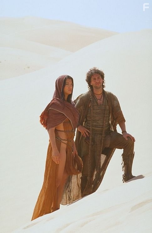 Kelly Hu and Grant Heslov in Царь Скорпионов (2002)