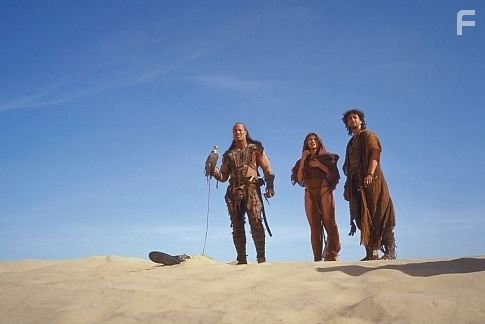 Kelly Hu, Grant Heslov, and Dwayne Johnson in Царь Скорпионов (2002)