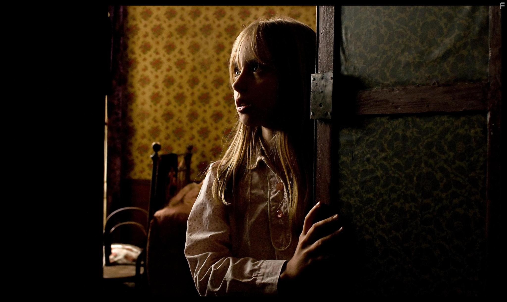 M?lusine Mayance in Ее зовут Сара (2010)