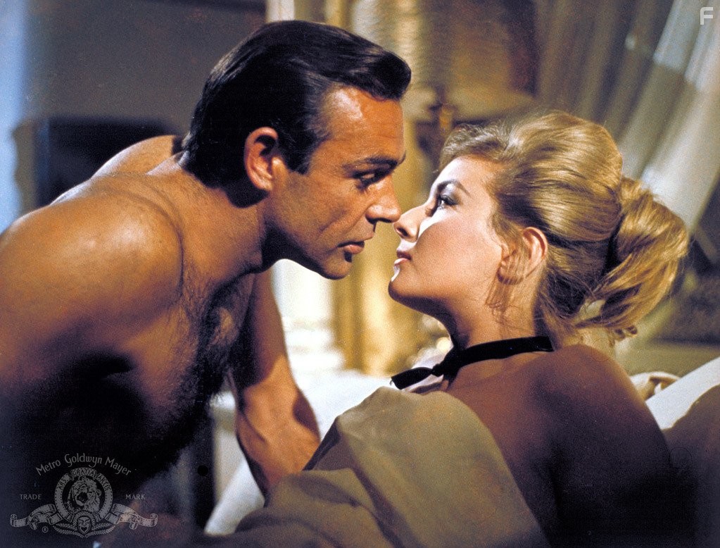 Sean Connery and Daniela Bianchi in Из России с любовью (1963)