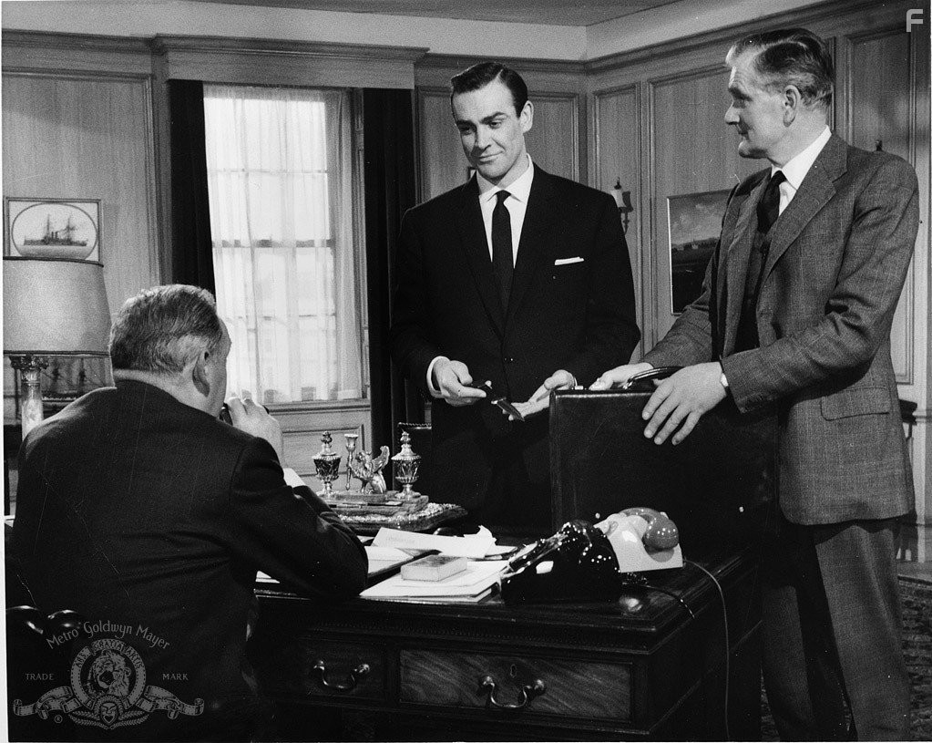 Sean Connery, Desmond Llewelyn, and Bernard Lee in Из России с любовью (1963)