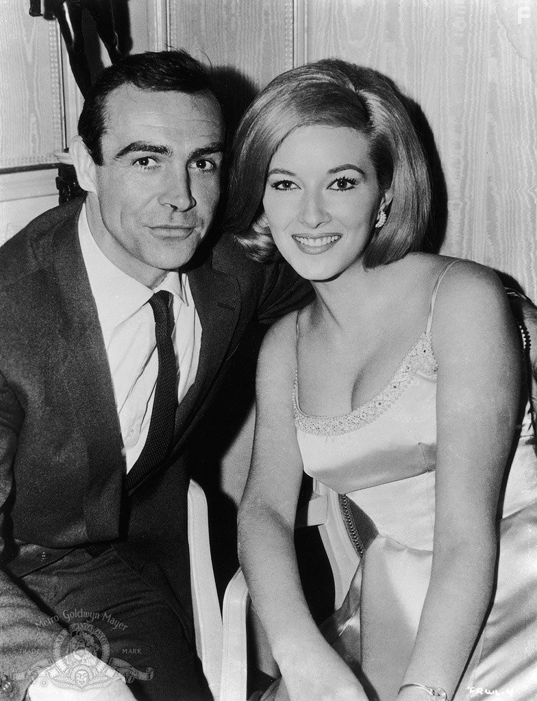 Sean Connery and Daniela Bianchi in Из России с любовью (1963)