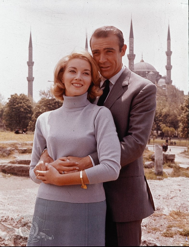 Sean Connery and Daniela Bianchi in Из России с любовью (1963)