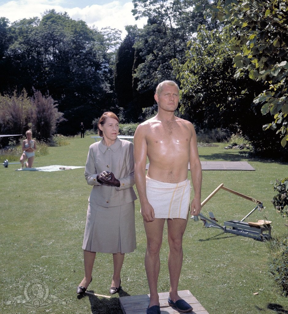 Robert Shaw and Lotte Lenya in Из России с любовью (1963)