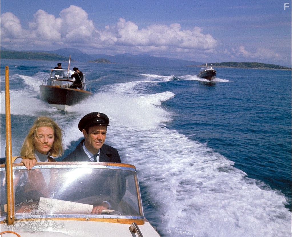 Sean Connery and Daniela Bianchi in Из России с любовью (1963)