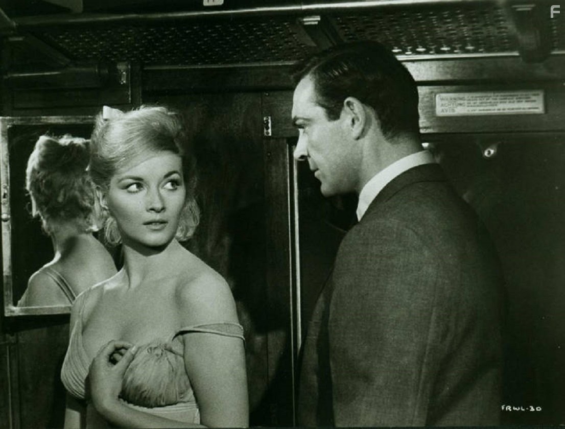 Sean Connery and Daniela Bianchi in Из России с любовью (1963)