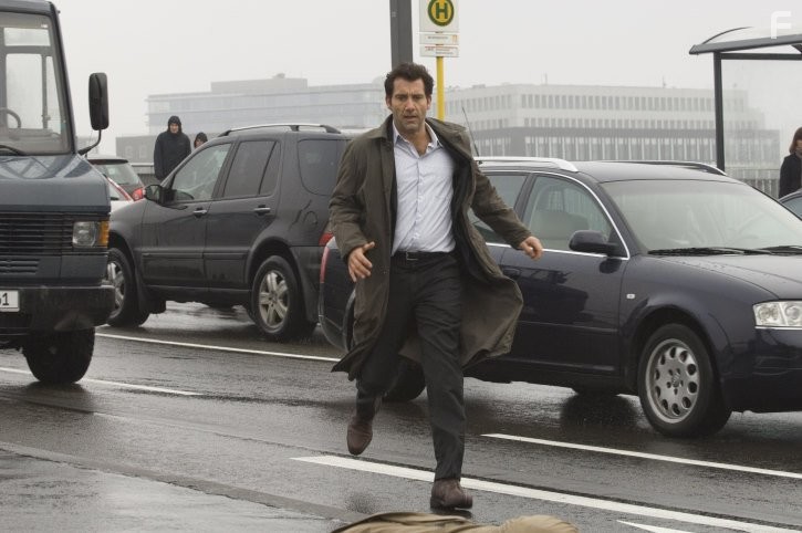 Clive Owen in Интернэшнл (2009)
