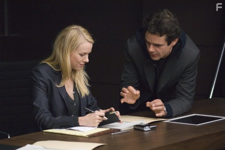 Tom Tykwer and Naomi Watts in Интернэшнл (2009)
