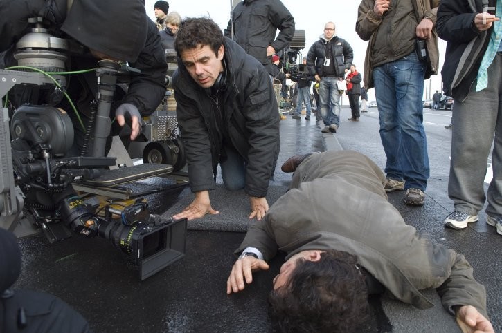 Clive Owen and Tom Tykwer in Интернэшнл (2009)