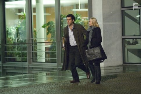 Clive Owen and Naomi Watts in Интернэшнл (2009)