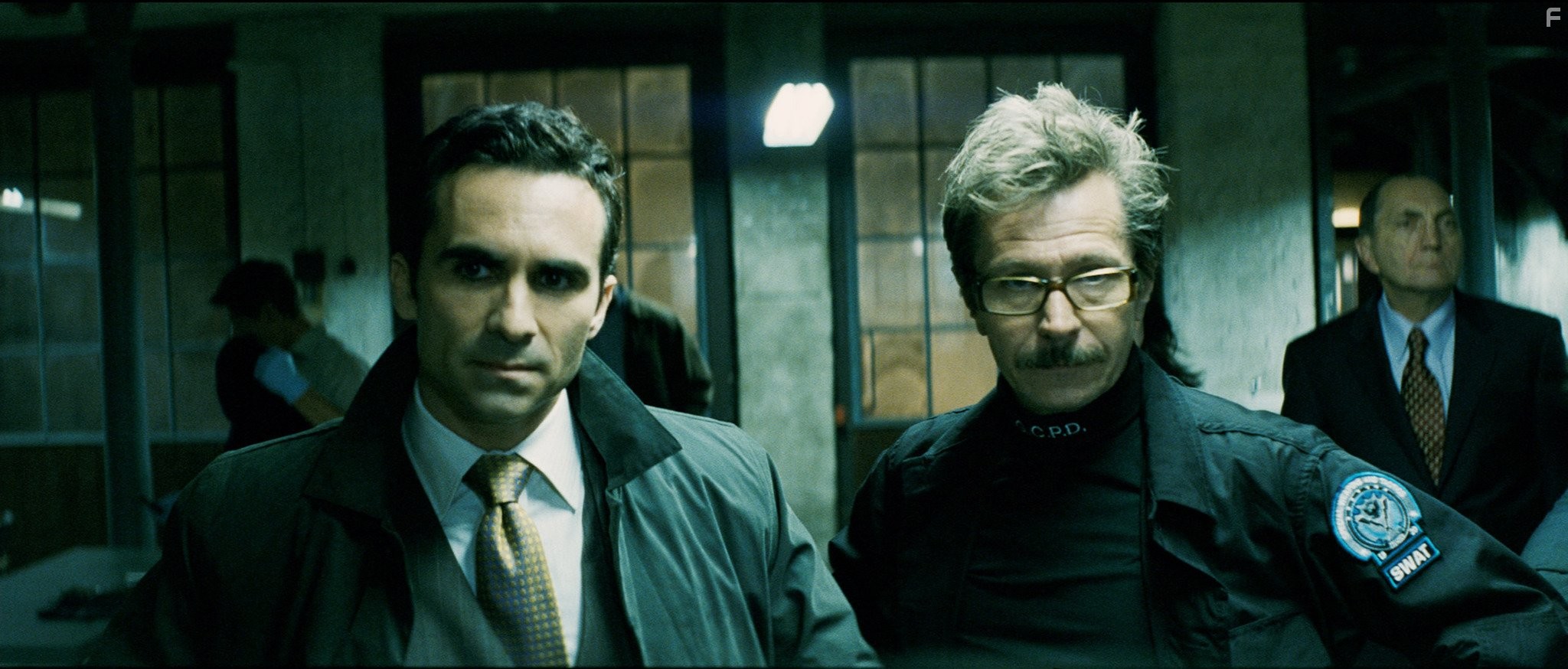 Gary Oldman and Nestor Carbonell in Тёмный рыцарь (2008)