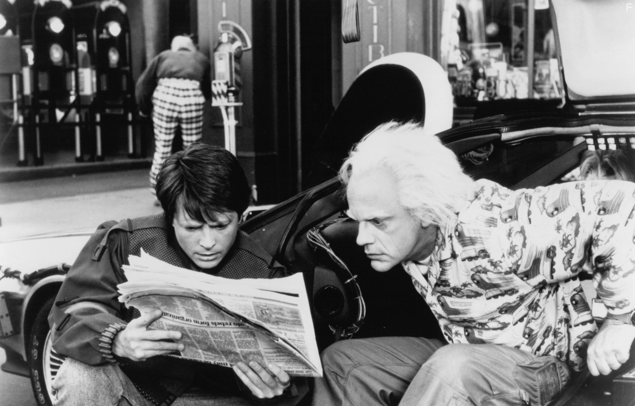 Michael J. Fox and Christopher Lloyd in Назад в будущее II (1989)