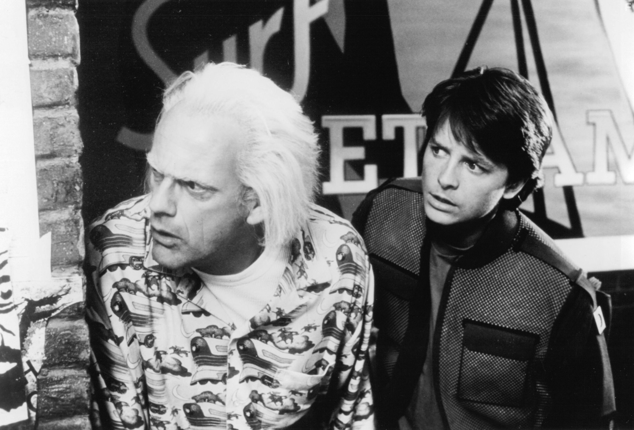 Michael J. Fox and Christopher Lloyd in Назад в будущее II (1989)
