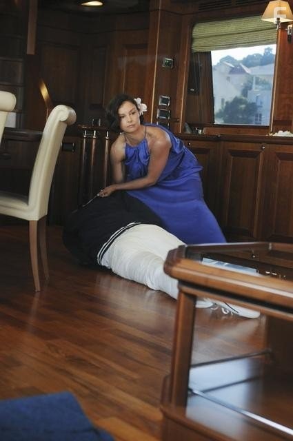 Ashley Judd and Aunjanue Ellis in Пропавший без вести (2012)