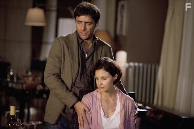 Ashley Judd and Adriano Giannini in Пропавший без вести (2012)