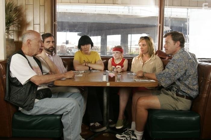 Alan Arkin, Toni Collette, Greg Kinnear, Steve Carell, Paul Dano, and Abigail Breslin in Маленькая Мисс Счастье (2006)