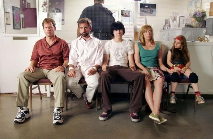 Toni Collette, Greg Kinnear, Steve Carell, Paul Dano, and Abigail Breslin in Маленькая Мисс Счастье (2006)