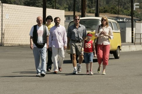 Alan Arkin, Toni Collette, Greg Kinnear, Steve Carell, Paul Dano, and Abigail Breslin in Маленькая Мисс Счастье (2006)