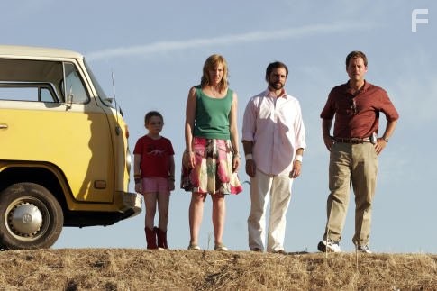Toni Collette, Greg Kinnear, Steve Carell, and Abigail Breslin in Маленькая Мисс Счастье (2006)