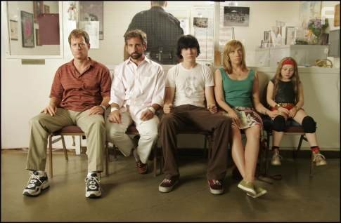 Toni Collette, Greg Kinnear, Steve Carell, Paul Dano, and Abigail Breslin in Маленькая Мисс Счастье (2006)