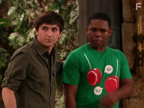 Mitchel Musso and Larramie Doc Shaw in Два короля (2010)