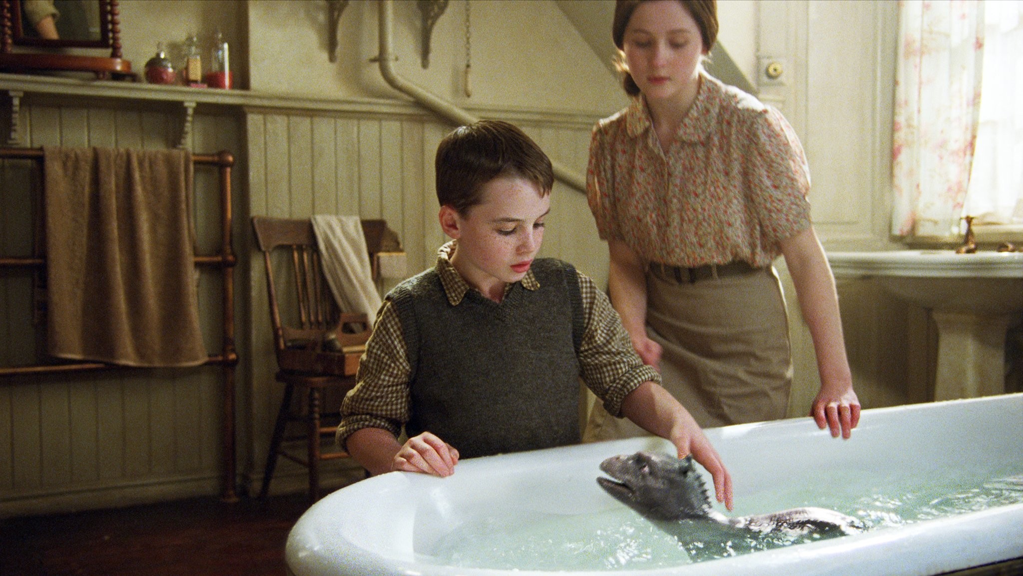 Alex Etel and Priyanka Xi in Мой домашний динозавр (2007)