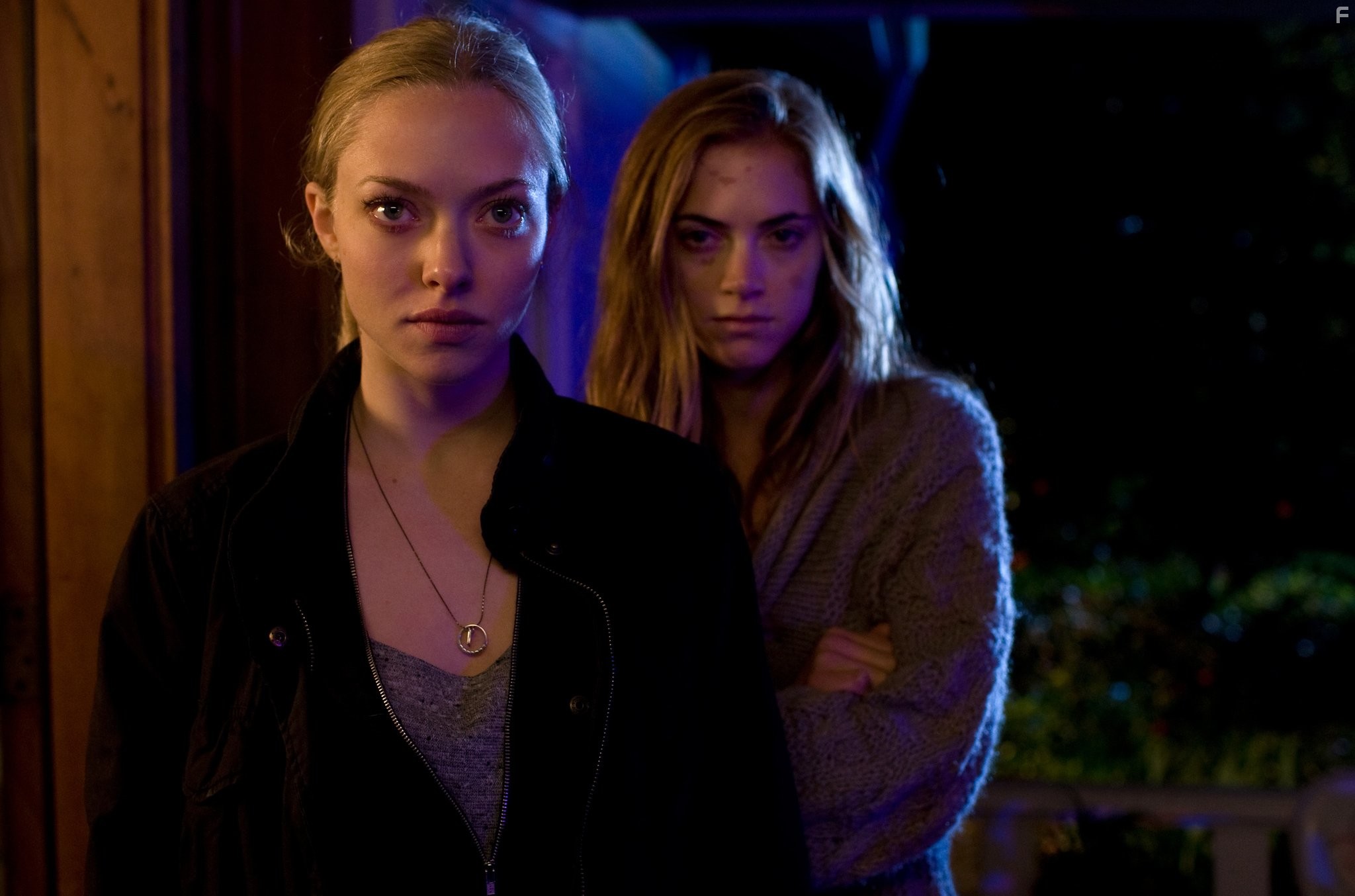 Amanda Seyfried and Emily Wickersham in Игра на выживание (2012)