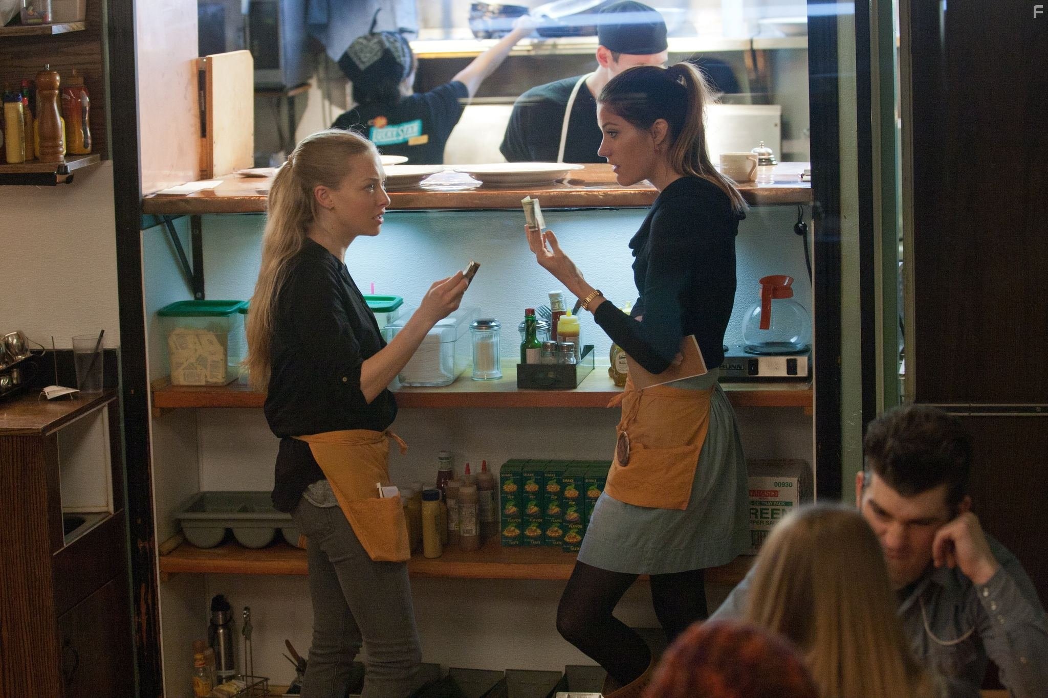 Amanda Seyfried and Jennifer Carpenter in Игра на выживание (2012)