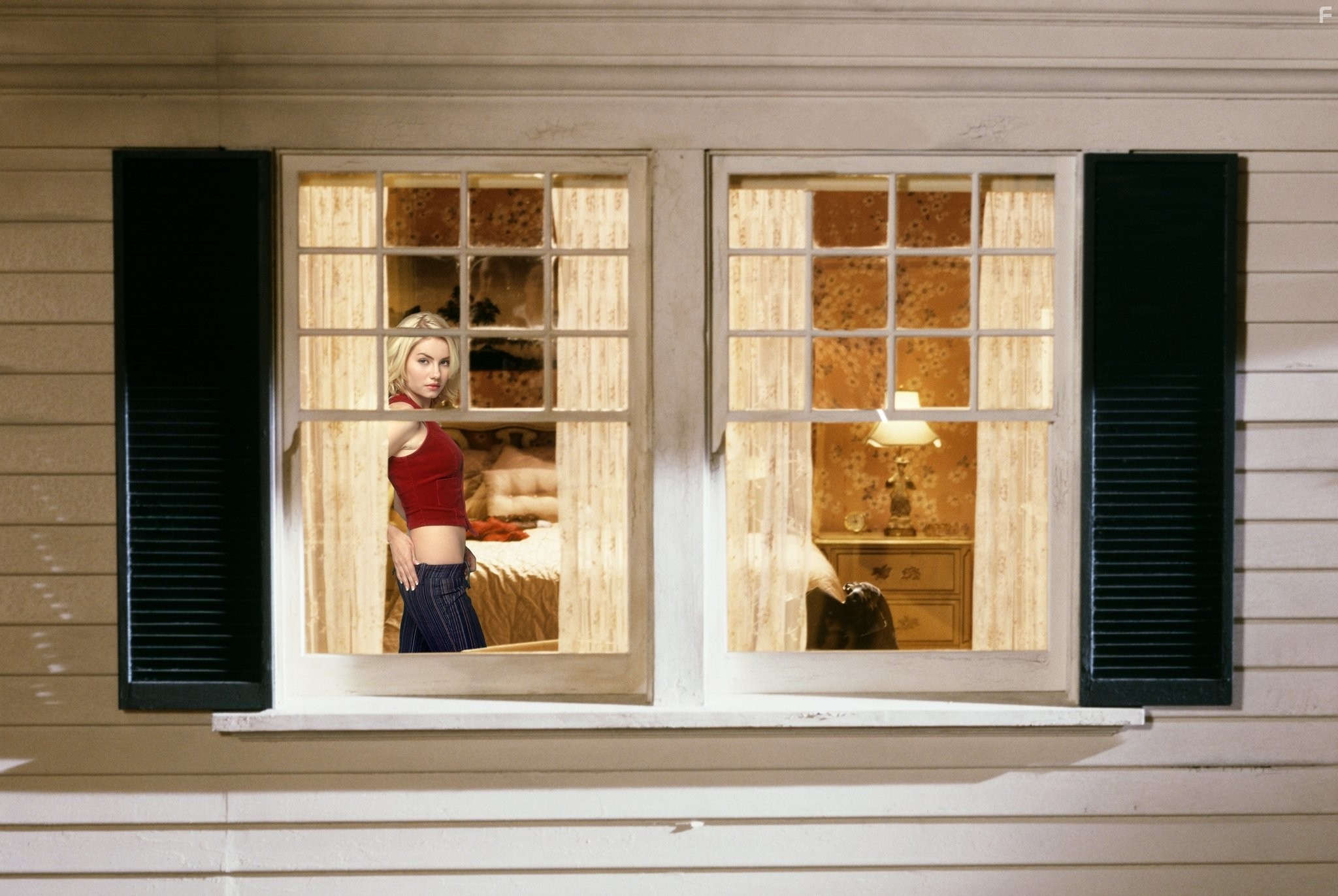 Elisha Cuthbert in Соседка (2004)