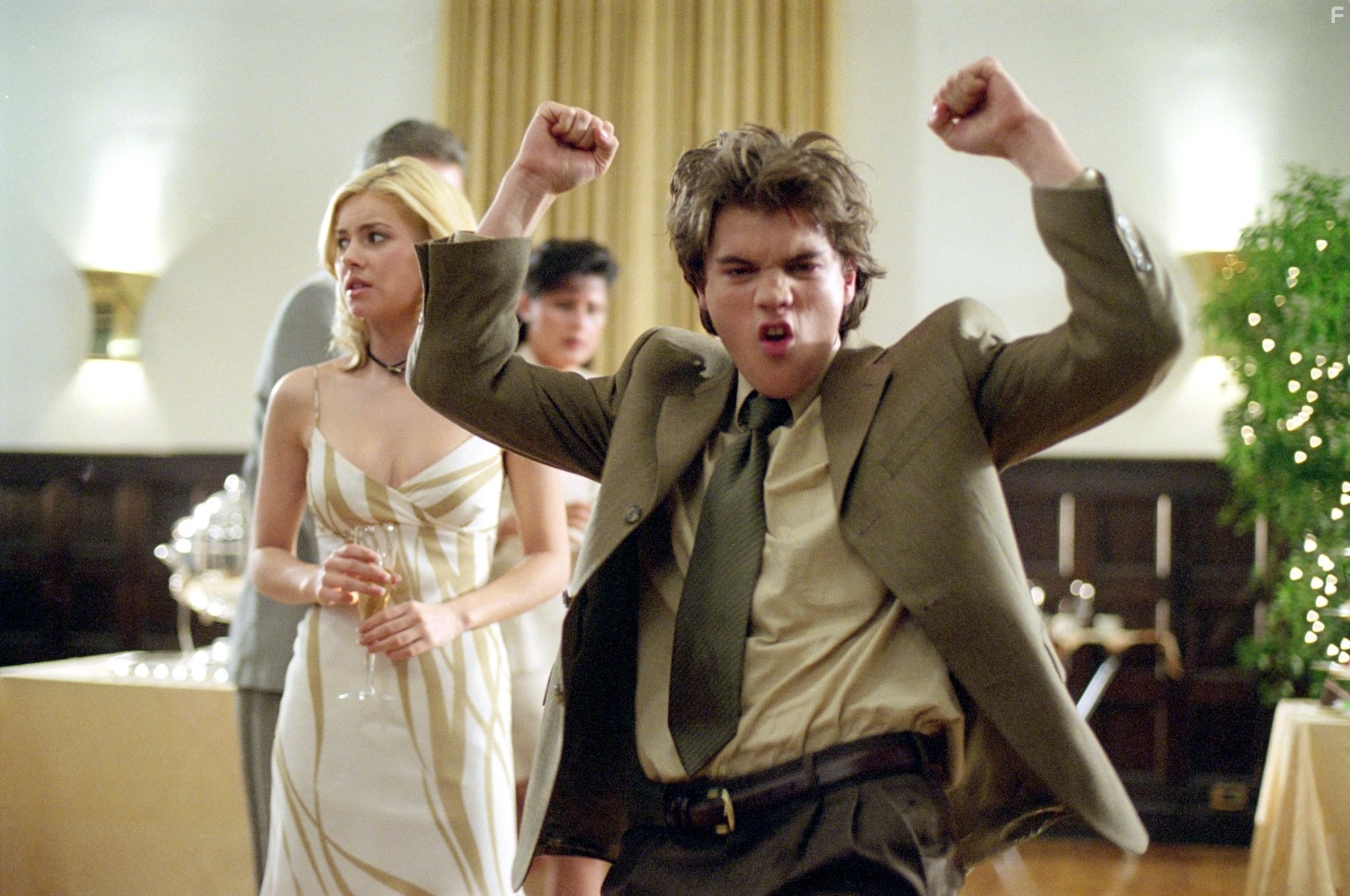 Elisha Cuthbert and Emile Hirsch in Соседка (2004)