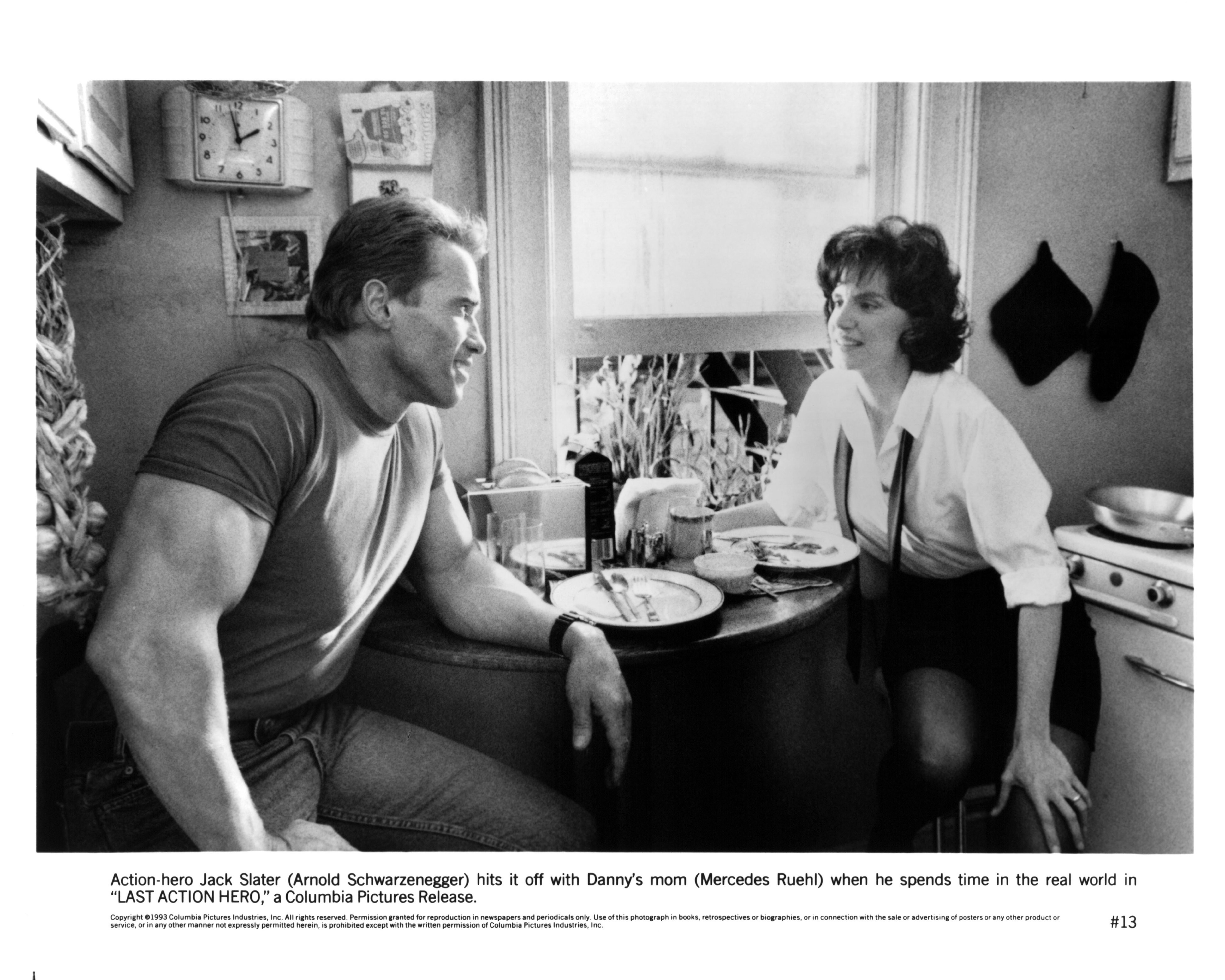 Arnold Schwarzenegger and Mercedes Ruehl in Последний киногерой (1993)