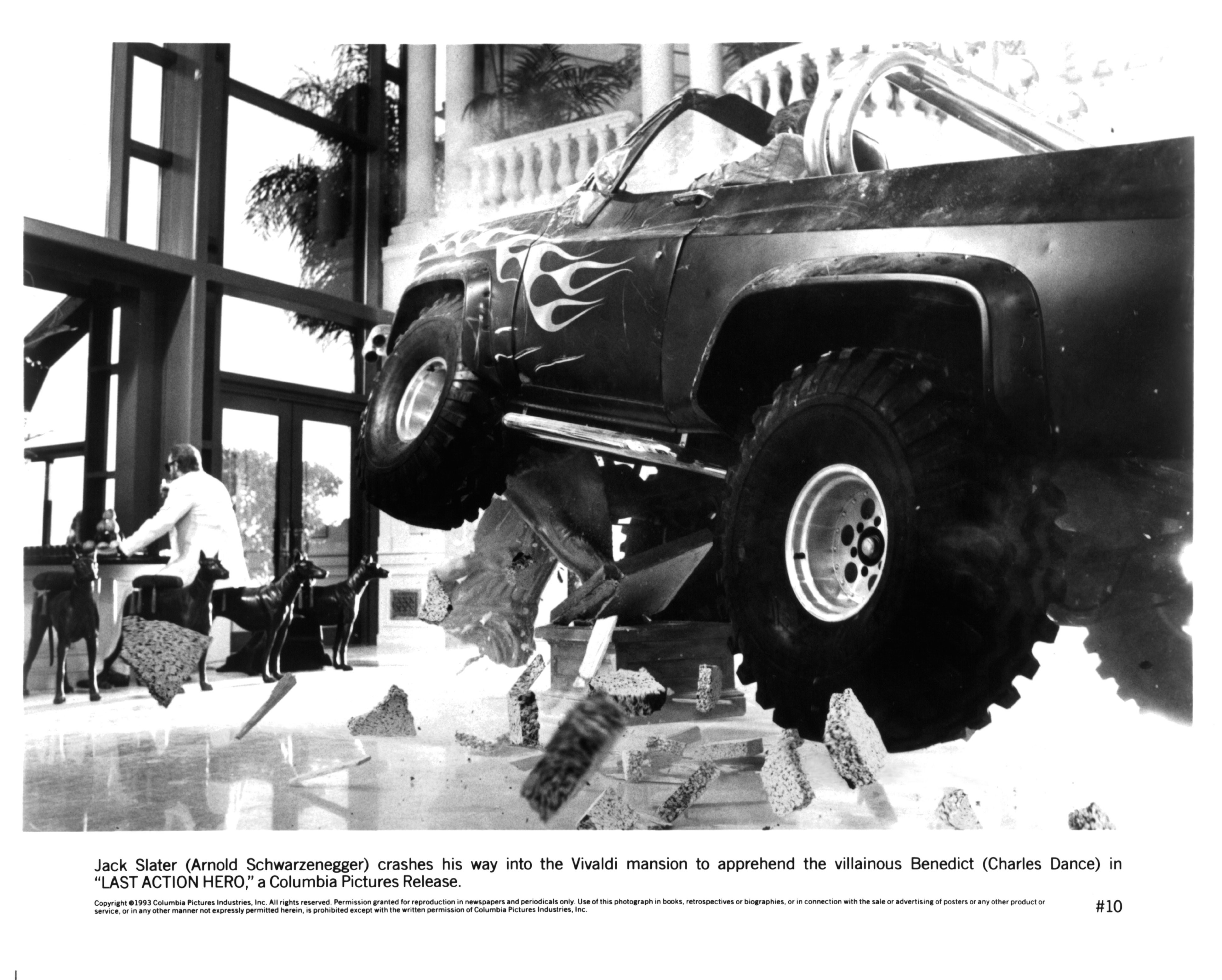 Arnold Schwarzenegger and Charles Dance in Последний киногерой (1993)