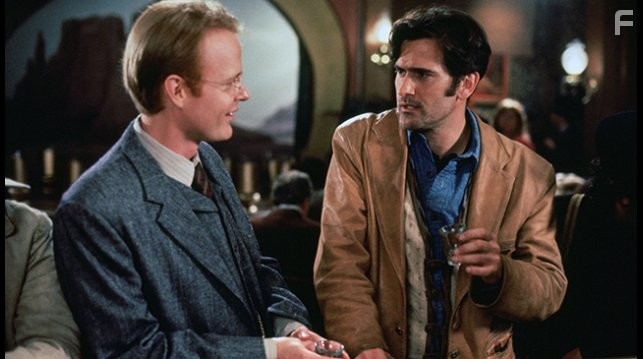 Bruce Campbell and Christian Clemenson in Приключения Бриско Каунти-младшего (1993)