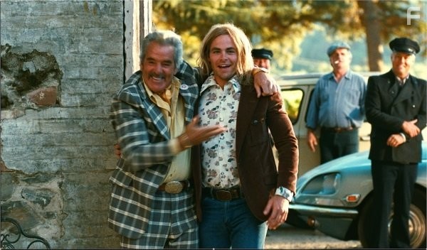 Dennis Farina and Chris Pine in Шоковый эффект (2008)