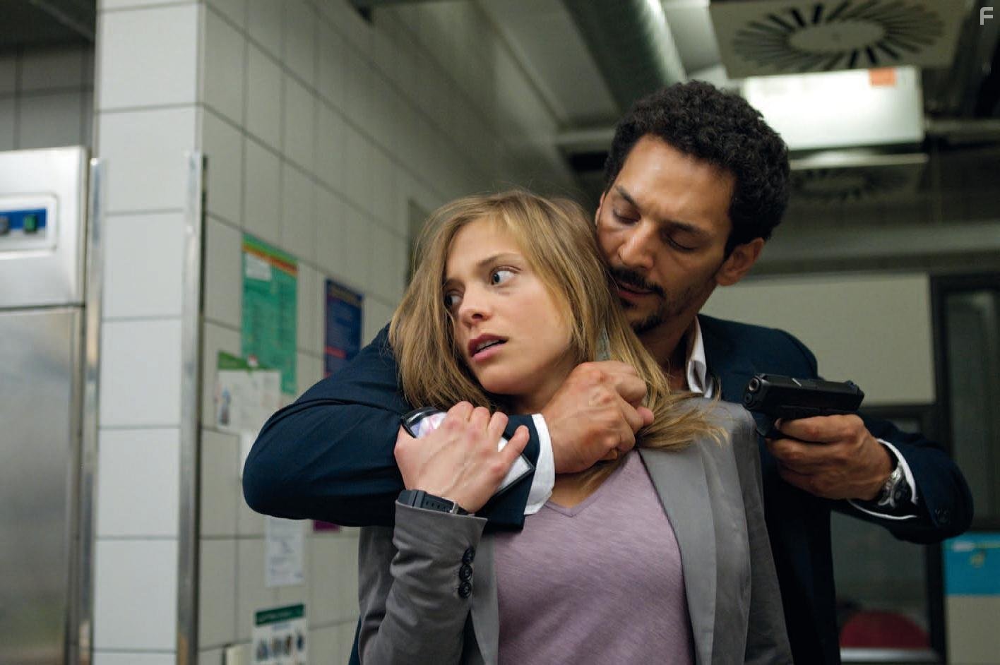 Tomer Sisley in Бессонная ночь (2011)