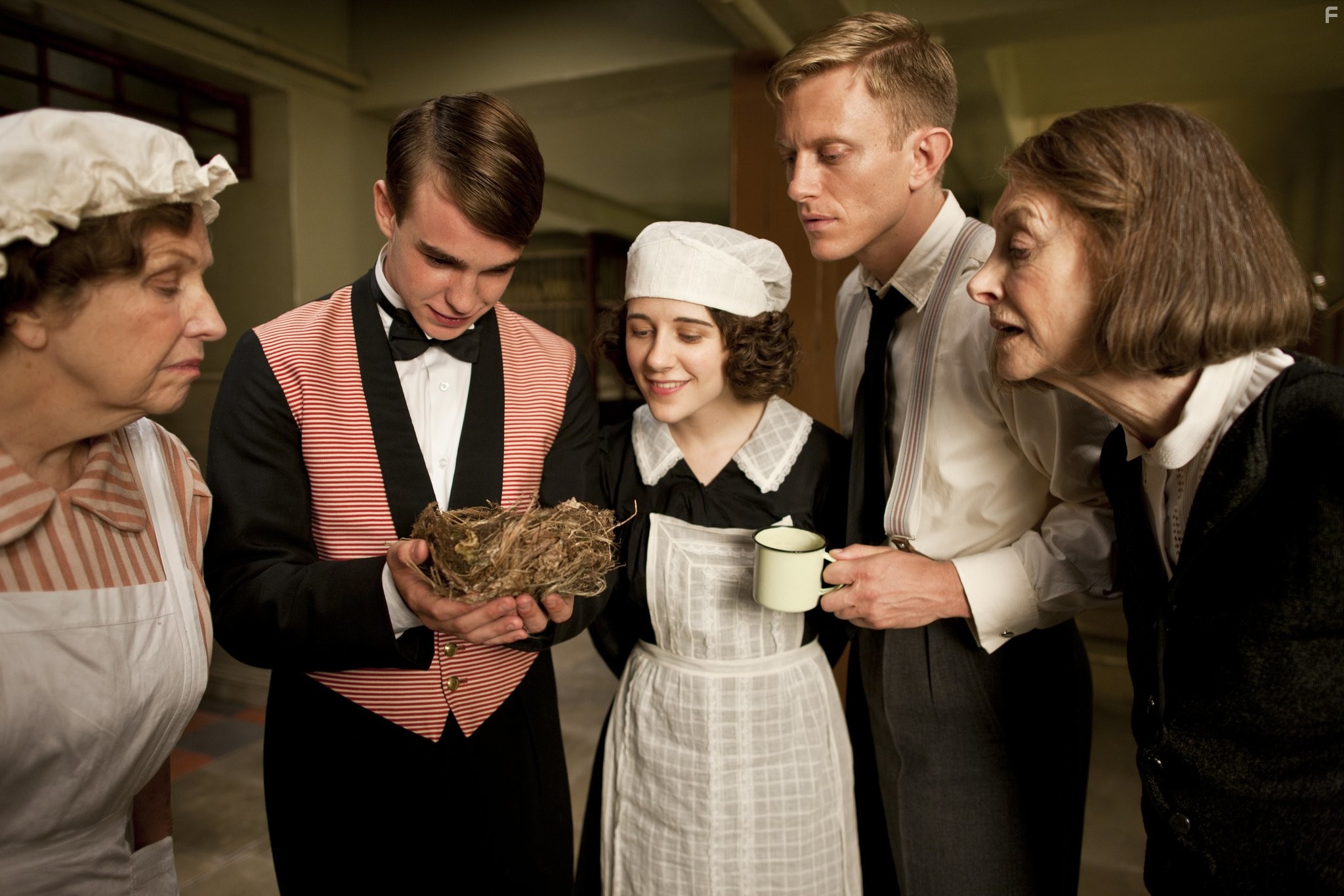 Jean Marsh, Neil Jackson, Ellie Kendrick, and Nico Mirallegro in Вверх и вниз по лестнице (2010)