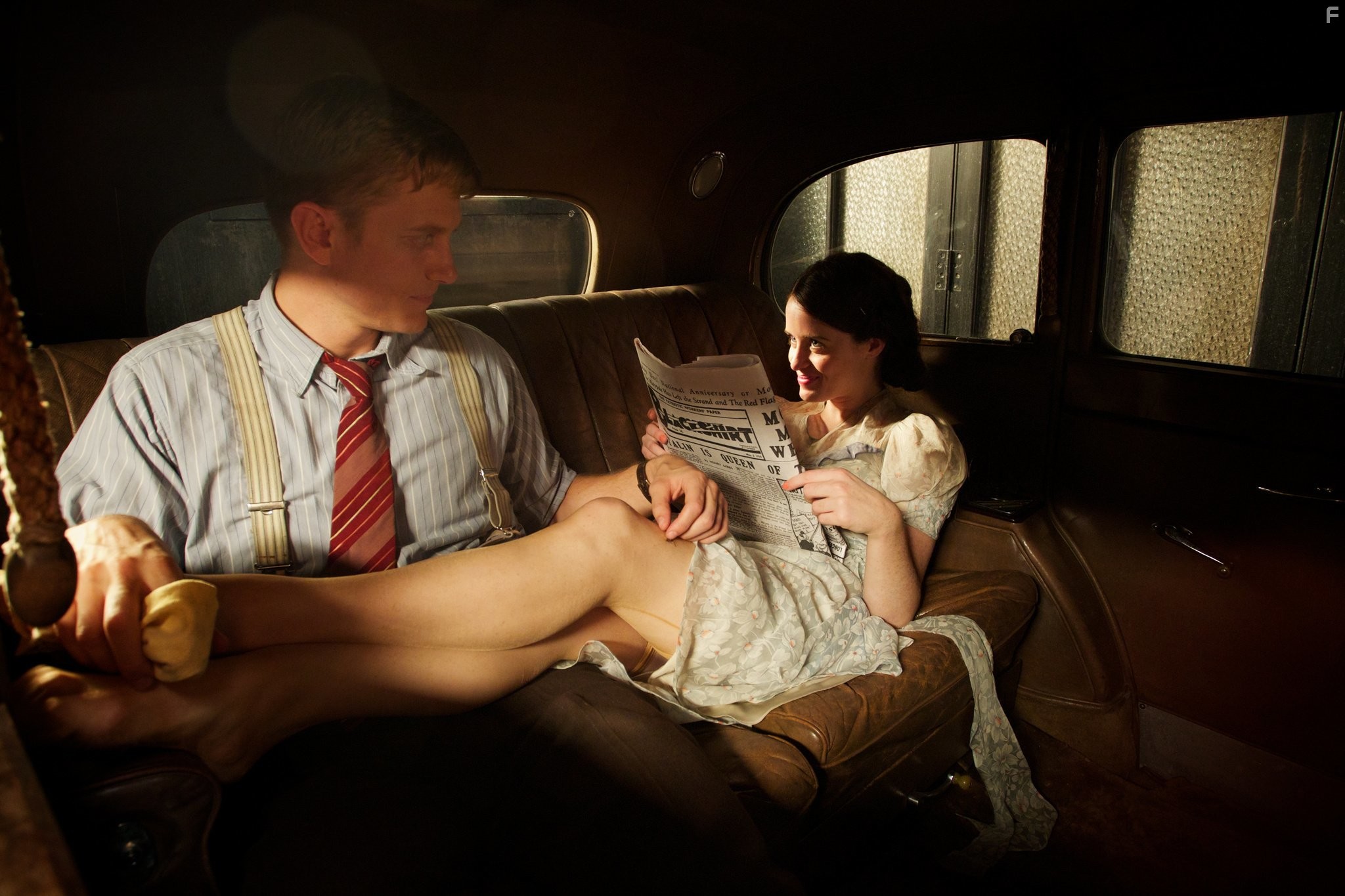 Neil Jackson and Claire Foy in Вверх и вниз по лестнице (2010)