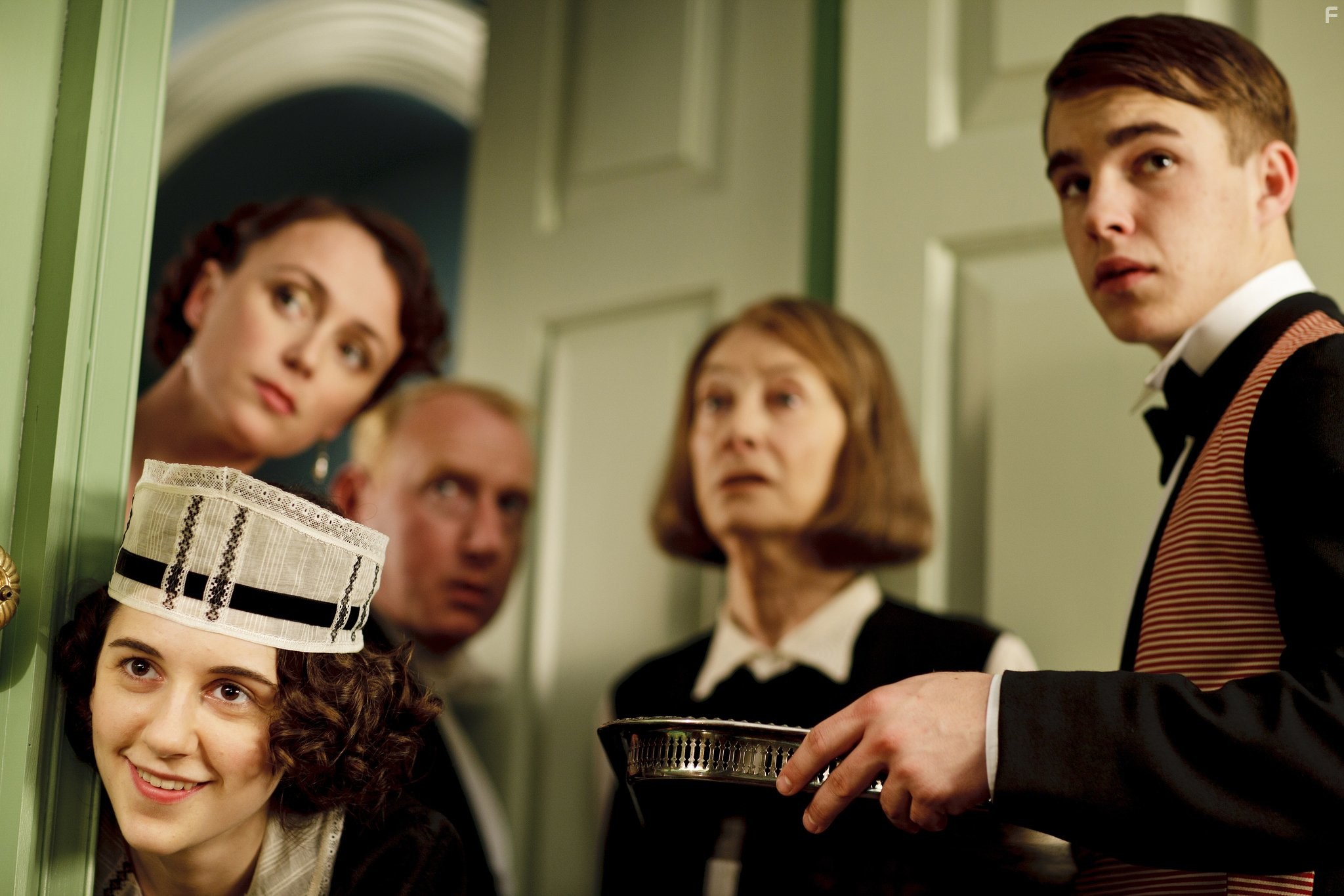 Keeley Hawes, Jean Marsh, Adrian Scarborough, Ellie Kendrick, and Nico Mirallegro in Вверх и вниз по лестнице (2010)