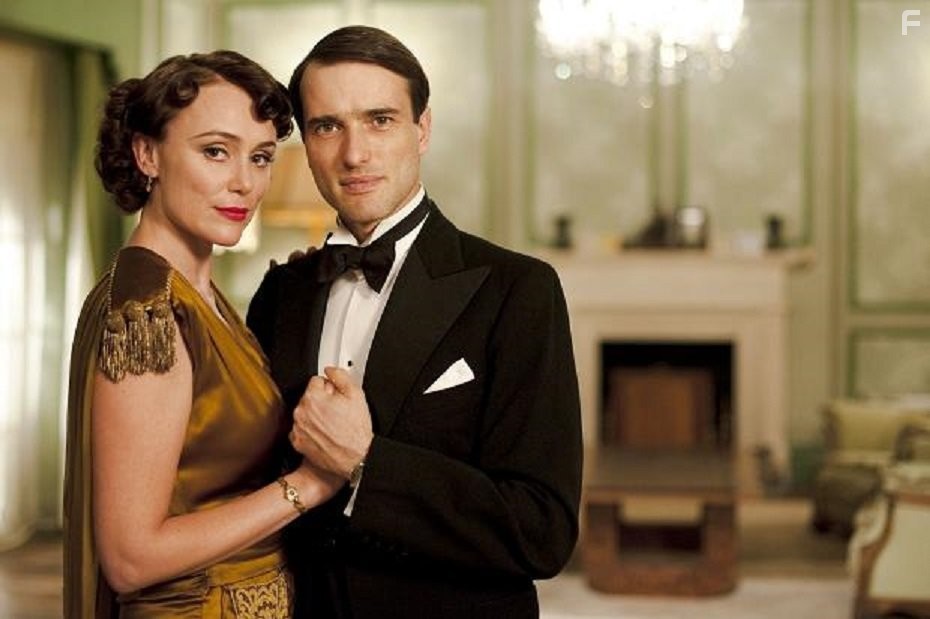 Keeley Hawes and Ed Stoppard in Вверх и вниз по лестнице (2010)