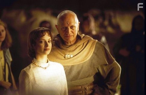 Steven Berkoff and Julie Cox in Дети Дюны (2003)