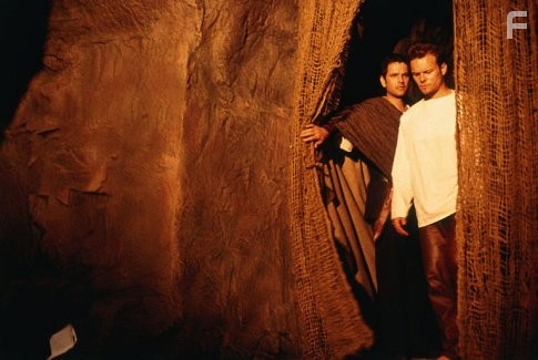 cc: (l-r) Edward Atterton as Duncan Idaho and Alec Newman as Paul Atreides