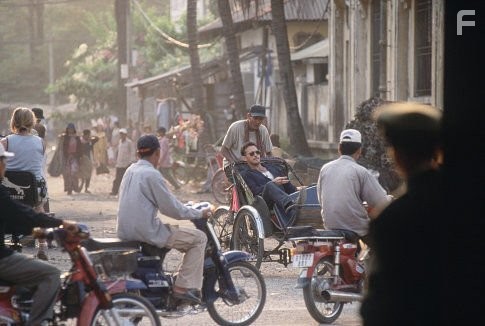 Matt Dillon and Kem Sereyvuth in Город призраков (2002)