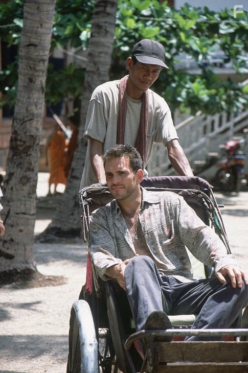 Matt Dillon and Kem Sereyvuth in Город призраков (2002)