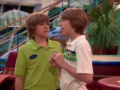 Cole Sprouse and Dylan Sprouse in Всё тип-топ, или Жизнь на палубе (2008)