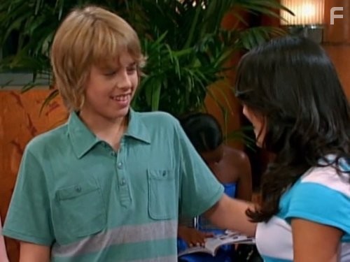 Cole Sprouse and Sophie Oda in Всё тип-топ, или Жизнь на палубе (2008)