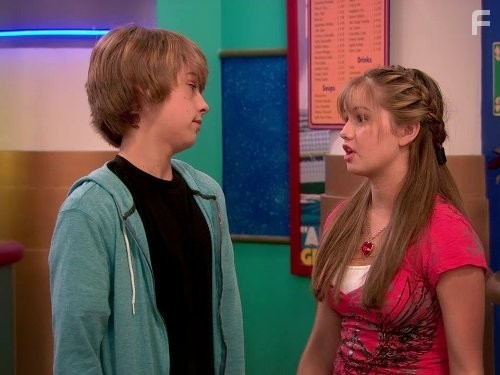 Cole Sprouse and Debby Ryan in Всё тип-топ, или Жизнь на палубе (2008)
