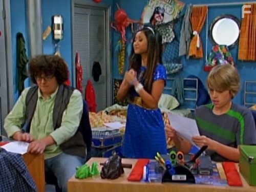 Brenda Song, Cole Sprouse, and Matthew Timmons in Всё тип-топ, или Жизнь на палубе (2008)