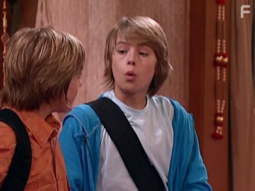 Cole Sprouse and Dylan Sprouse in Всё тип-топ, или Жизнь на палубе (2008)