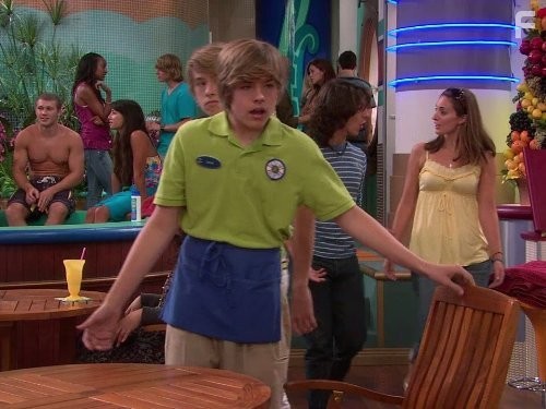 Cole Sprouse and Dylan Sprouse in Всё тип-топ, или Жизнь на палубе (2008)