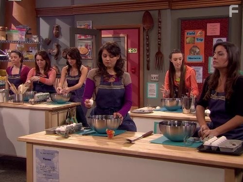 Leslie-Anne Huff and Rachael Kathryn Bell in Всё тип-топ, или Жизнь на палубе (2008)